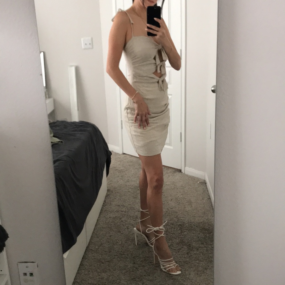 Tie-front beachy beige dress Super Flattering (M fits like S) I’m 5’2